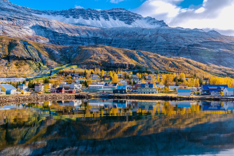 die kleine Stadt Seyðisfjörður liegt direkt am Fjord in einer unglaublichen Natur. Seydisfjordur